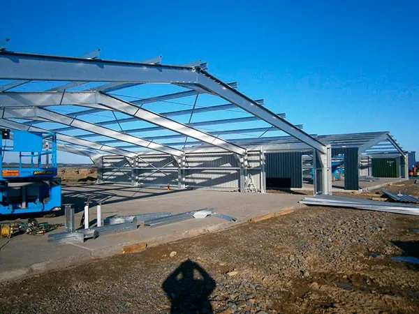 Large span steel frame erected without cladding